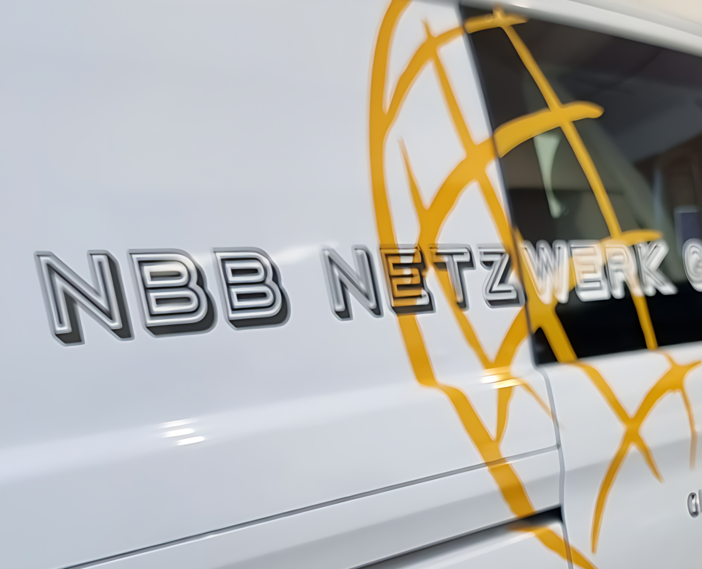 Fahrzeugfolierung eines Netzwerkunternehmens – professionelles Corporate Design auf Firmenfahrzeug Ein Firmenfahrzeug eines Netzwerkunternehmens mit professioneller Fahrzeugfolierung im Corporate Design.