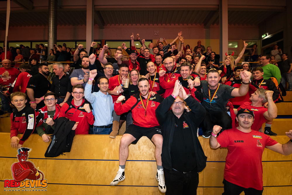 Ein Sportfinale der Red Devils in Burghausen mit Spielern und Zuschauern in einer intensiven Spielsituation.