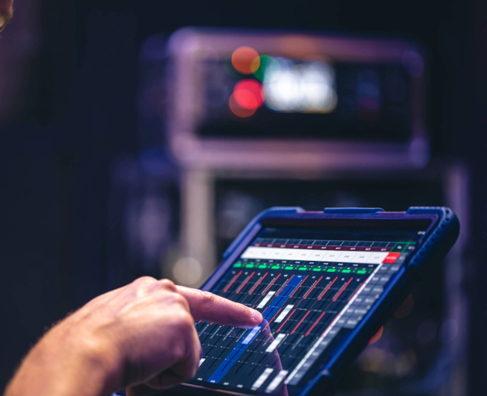 Eine Person steuert Einstellungen und Geräte über ein Tablet zur Fernbedienung im Smart Home.