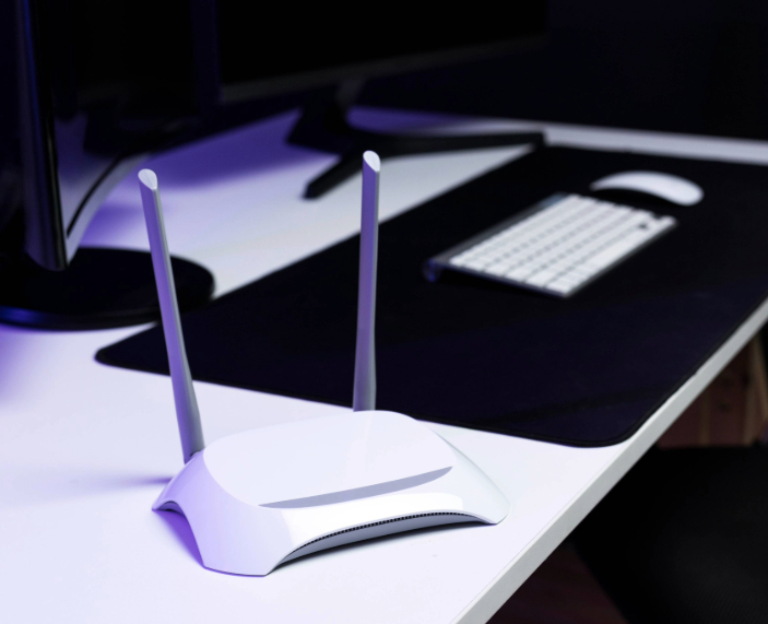 Ein WLAN-Router steht auf einem Tisch und stellt eine drahtlose Internetverbindung für Smart-Home Geräte bereit.